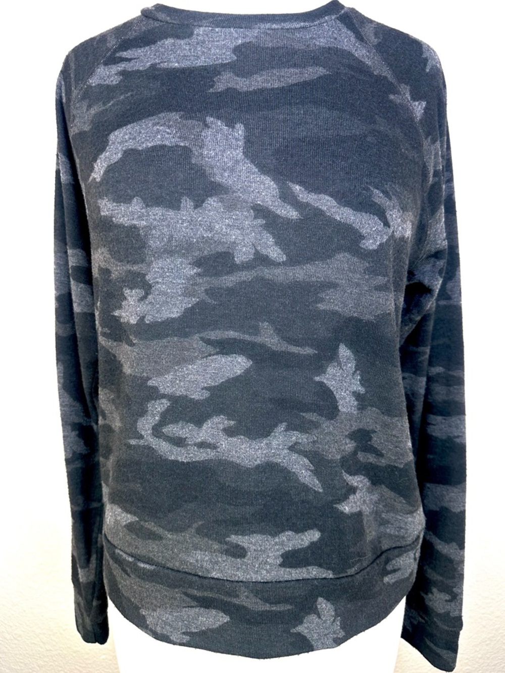 Beyond Yoga Camo Crewneck Sweatshirt Gray Size‎ Small Ultra Soft Lounge Cozy Top - Picture 2 of 13